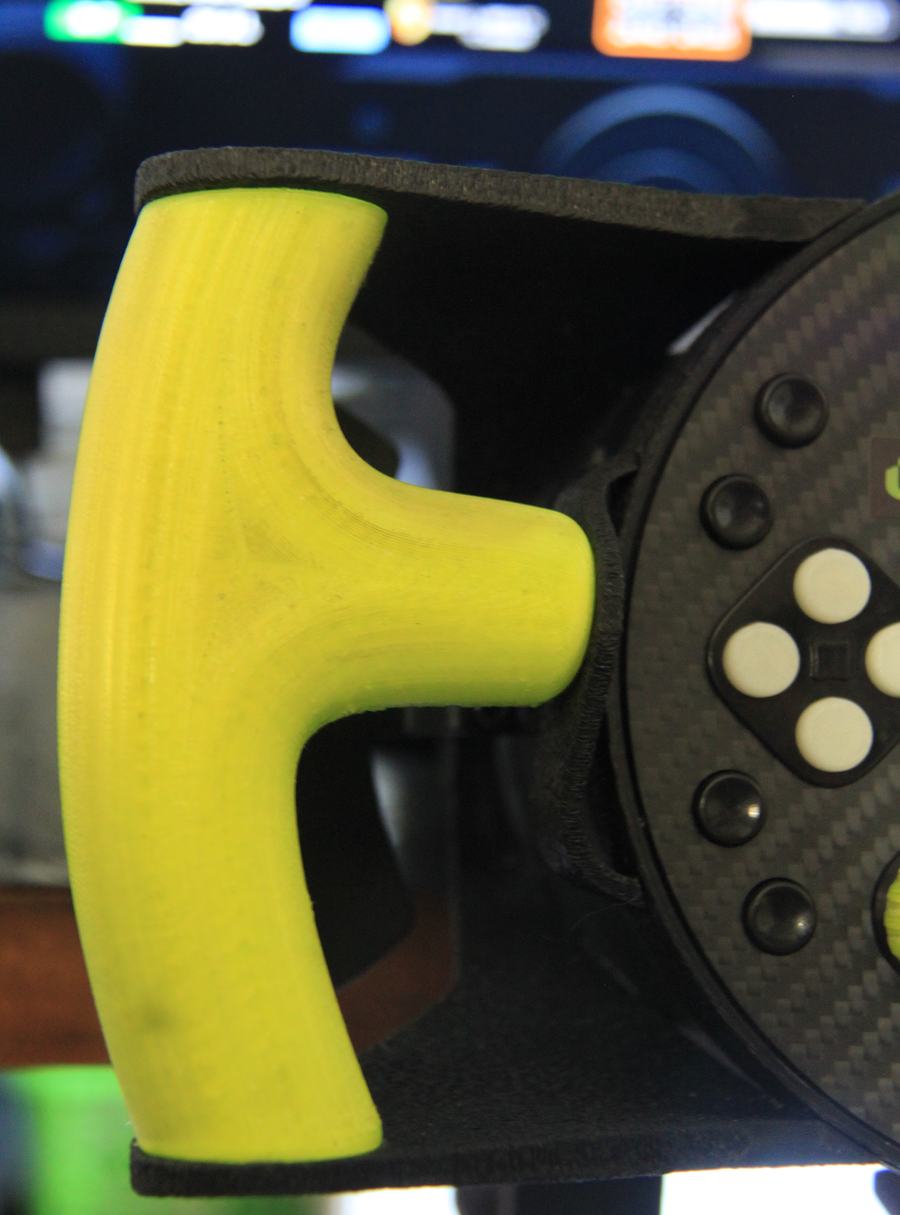 The lime grip and textured spoke plate beside the carbon face