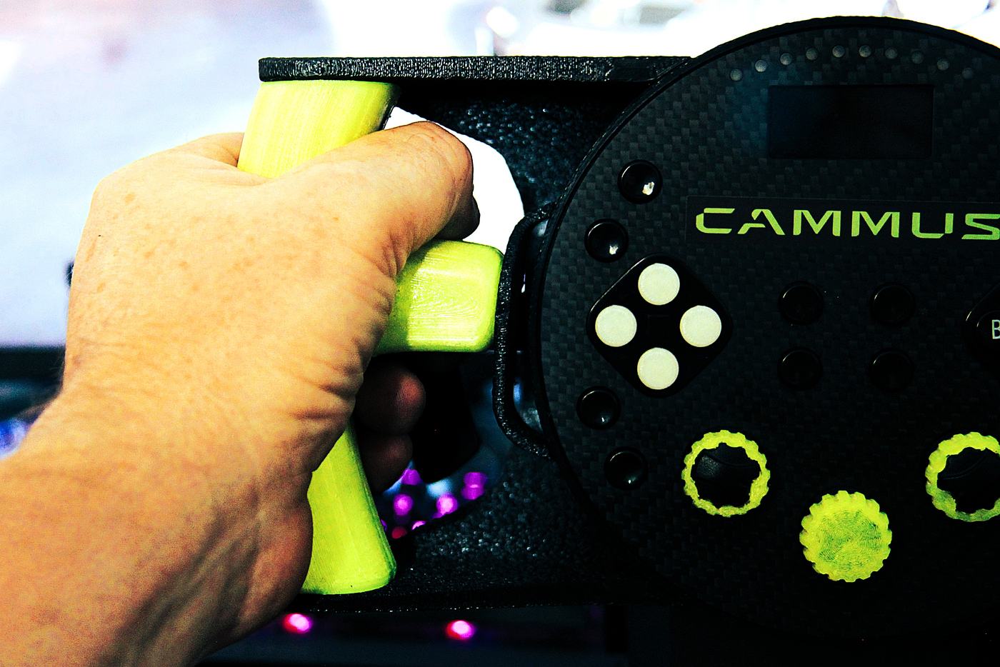 A hand holding the lime grip